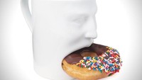 Face Mug ini cocok buat mereka yang doyan ngemil sambil ngopi. Terbuta dari porselin putih dengan bentuk wajah. Bagian mulutnya bisa diselipi cookies, biscotti atau donat. Foto: Istimewa