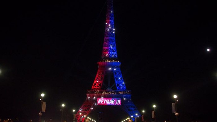 Pria Berpisau Ditangkap Polisi di Menara Eiffel