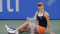 Ekaterina Makarova berpose dengan tropinya. Geoff Burke-USA TODAY Sports.