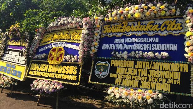 Jejeran Karangan Bunga Elite TNI untuk Almarhum Basofi Sudirman