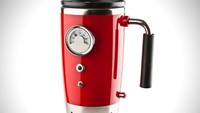 Hot Rod Travel Mug ini cocok buat mereka yang senang traveling atau minum kopi di mobil. Dilengkapi dengan colokan di mobil dan punya warna merah menyala yang cantik.  Foto: Istimewa