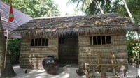 Rumah tradisional Maldives begitu sederhana hanya terdiri dari kayu dan ditutupi jerami. Menariknya tiap rumah punya tatakan Al Quran  (Afif Farhan/detikTravel)
