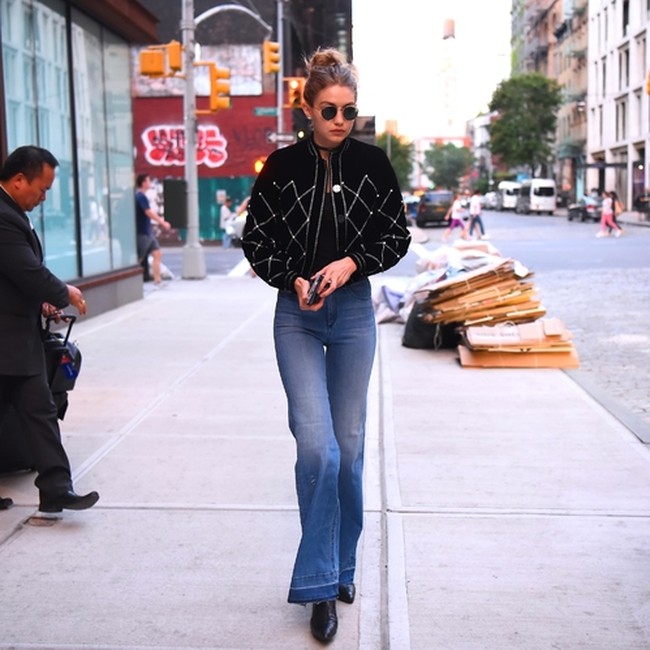 Memakai flared jeans ala tahun 70-an memang perlu trik agar tubuh tetap tampak tinggi. Di antaranya memakai crop top dan sepatu dengan ujung meruncing. Foto: Ist.