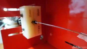 Setelah disambungkan, nanti kumpulan serat optik dibungkus menjadi kabel. Foto: Agus Tri Haryanto/detikINET