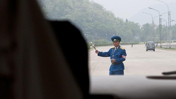 Salah satu polisi mengatur lalu lintas. Foto: Bored Panda