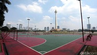 Lapangan juga direnovasi, mulai dari pelapisan lantai hingga dicat.
