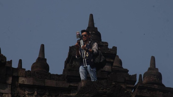 Wisatawan Panjat Candi Petugas Keamanan Di Borobudur Akan