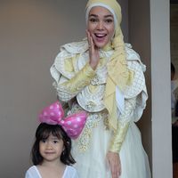 Foto Ketika Dewi Sandra Dandan Ala Belle Di Beauty The Beast