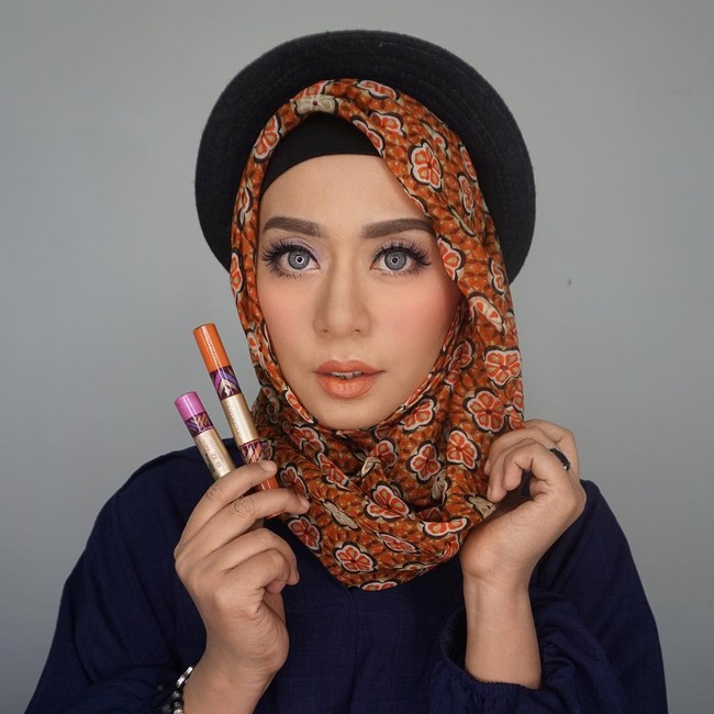 Vlogger dan makeup artist Ini Vindy populer karena kemahirannya menggubah wajah jadi mirip selebriti atau orang terkenal hanya dengan riasan. Influencer asal Surabaya ini diperkirakan punya penghasilan hingga Rp 3,4 miliar setahun. Foto: Instagram/@inivindy