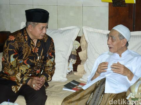 Dinamika Pilgub Jateng, Ini Saran Mbah Moen untuk Ferry Juliantono