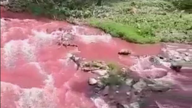 Sungai Bah Bolon jadi warna merah.