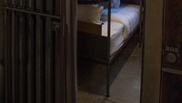 Kamar dilengkpi dengan kasur bertingkat atau kasur susun. Serta juga ada jam malam yang diatur untuk para tamu tahanan hotel. (Sook Station/Facebook)