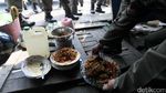 Foto: Puluhan PKL di Pondok Labu Dibongkar