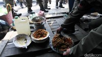 Sejumlah barang dagangan PKL ditinggalkan pemiliknya.