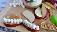 Apple and Peanut Butter Teeth terlihat seperti mulut dengan gigi yang tersenyum. Hidangan ini dibuat dari apel yang dioles selai kacang dan diberikan marshmallow.