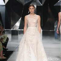 Koleksi terbaru Hian Tjen dengan mengusung tema A Fine Romance Bertempat di Ballroom Grand Hyatt hotel, Jakarta. [Foto: Mohammad Abduh/Wolipop]