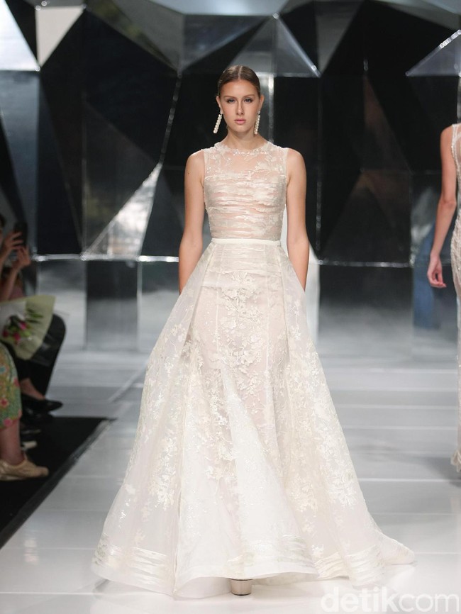 Koleksi terbaru Hian Tjen dengan mengusung tema A Fine Romance Bertempat di Ballroom Grand Hyatt hotel, Jakarta. [Foto: Mohammad Abduh/Wolipop]