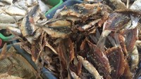 Meskipun tidak melulu asin, dendeng ikan berbumbu ketumbar ini banyak disukai orang. Apalagi disantap dengan sambal jeruk limau yang pedas asam.