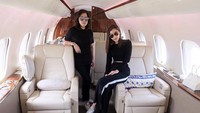 Seperti saat berpose bersama sang bunda di dalam jet pribadinya itu. (Dok. Instagram/chrystan_x)