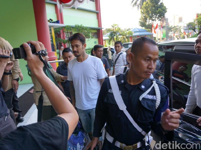 Atas Rekomendasi BNN, Tora Sudiro Dibawa ke RSKO