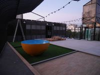 Roof deck yang bisa digunakan untuk bersantai dan berkumpul bersama keluarga (Sook Station/Facebook)