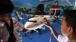Foto: Melihat Miniatur Pesawat R 80 Karya Habibie