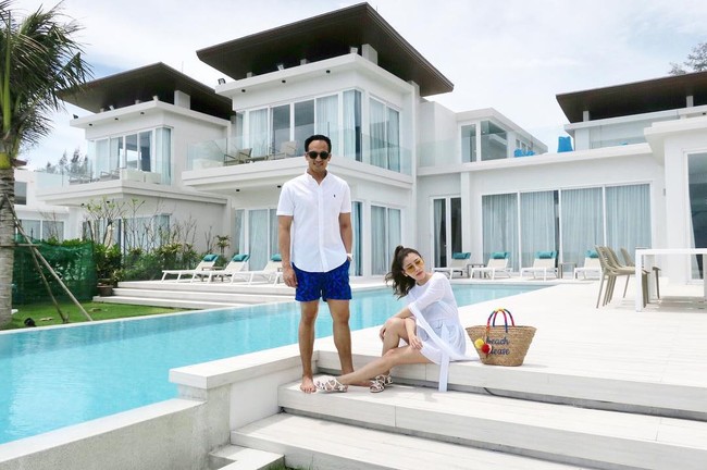 Liburan bersama Chryseis Tan dan Faliq selalu mewah. Seperti di foto ini, keduanya menyewa villa dengan kolam renang pribadi di Thailand. Foto: Instagram