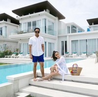 Liburan bersama Chryseis Tan dan Faliq selalu mewah. Seperti di foto ini, keduanya menyewa villa dengan kolam renang pribadi di Thailand. Foto: Instagram