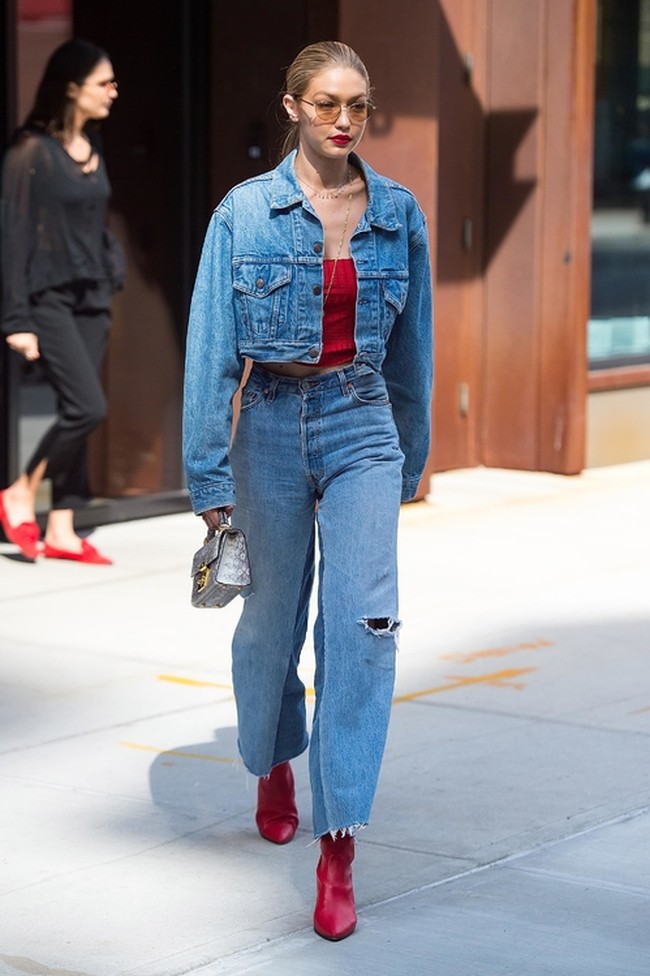 Tips padu padan celana jeans yang pertama adalah perhatikan proporsi. Bila mom jeans sudah membuat kaki tampak lebih bervolume, maka pilihan terbaik untuk atasannya adalah potongan crop top. Foto: Ist.