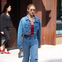 Tips padu padan celana jeans yang pertama adalah perhatikan proporsi. Bila mom jeans sudah membuat kaki tampak lebih bervolume, maka pilihan terbaik untuk atasannya adalah potongan crop top. Foto: Ist.