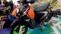 Yamaha baru-baru ini telah menyegarkan keseluruhan skutik bergaya petualang, Yamaha X-Ride. Motor ini kini ditawarkan dengan mesin Blue core 125 cc. Dengan banyak perubahan dan penambahan fitur-fiturnya, Yamaha X-Ride 125 terbaru dijual Rp 17.250.000. Rangga Rahadiansyah.