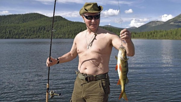 Ia mengunjungi beberapa wisata alam di Tuva, salah satunya berkuda dan memancing (AFP PHOTO / SPUTNIK / Alexey NIKOLSKY)