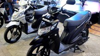 Setelah mati suri, Suzuki Nex kembali dijual oleh Suzuki. Skutik ini hadir dengan berbagai perubahan, termasuk warna yang lebih stylish hingga perubahan standar Euro3. Suzuki membanderol skutik bermesin 110 cc ini dengan harga Rp 12.600.000. M Luthfi Andika.