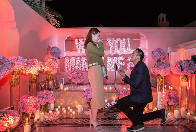 Inilah momen ketika Chryseis Tan dilamar Faliq. Lamaran itu berlangsung di Maroko. Faliq membuat lamaran romantis dengan membuat hiasan bunga bertuliskan ‘Will your marry me?’ Foto: Instagram