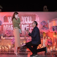 Inilah momen ketika Chryseis Tan dilamar Faliq. Lamaran itu berlangsung di Maroko. Faliq membuat lamaran romantis dengan membuat hiasan bunga bertuliskan ‘Will your marry me?’ Foto: Instagram