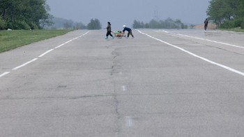 Jalanan sangat lebar sehingga sepertinya pesawat pun bisa mendarat. Foto: Bored Panda