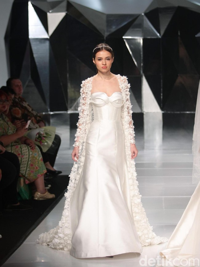 Koleksi terbaru Hian Tjen dengan mengusung tema A Fine Romance Bertempat di Ballroom Grand Hyatt hotel, Jakarta. [Foto: Mohammad Abduh/Wolipop]