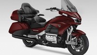 Perubahan yang menonjol di model Gold Wing ini adalah hadirnya suspensi depan khusus seperti pada Duolevernya BMW. Fitur baru ini akan dihubungkan menggunakan sepasang wishbones yang dipasang pada balok alumunium gips melalui bearings (bantalan) sehingga memudahkan pengendaranya untuk mengontrol Honda Gold Wing terbaru ini. Foto: dok. autoevolution