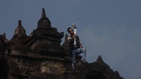 Foto ini mendapat ribuan reaksi dan ratusan komentar. Rata-rata Facebooker marah dengan kelakuan norak si turis. Pihak pengelola Candi Borobudur menyesalkan kejadian itu dan mengingatkan soal aturan berkunjung. Mereka pun akan menambah petugas keamanan (Info Cegatan Jogja/Facebok)