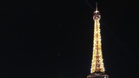 Foto: Menara Eiffel tak hanya cantik saat matahari bersinar terang, tapi juga kala gelap. Kamu bisa ke Menara Eiffel di sore hari atau menjelang gelap, agar dapat momen terang dan gelap di menara itu dengan lebih efisien (Ahmad Toriq/detikTravel)