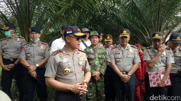 Kapolda Sumsel Irjen Agung Budi Maryoto mengecek lokasi kebakaran lahan.