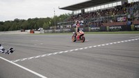 Keputusan jitu Marquez untuk langsung melakukan penggantian motor berbuah kemenangan. Ini merupakan podium teratas ke-32 untuknya. (Foto: Mirco Lazzari gp/Getty Images)