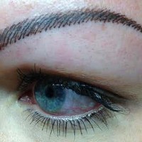 Alih-alih ingin alis berbentuk natural dengan membuat bulu-bulu palsu, namun bentuknya malah seperti ulat bulu. Foto: ist