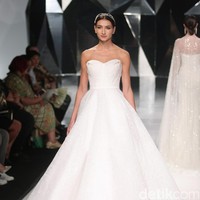 Koleksi terbaru Hian Tjen dengan mengusung tema A Fine Romance Bertempat di Ballroom Grand Hyatt hotel, Jakarta. [Foto: Mohammad Abduh/Wolipop]