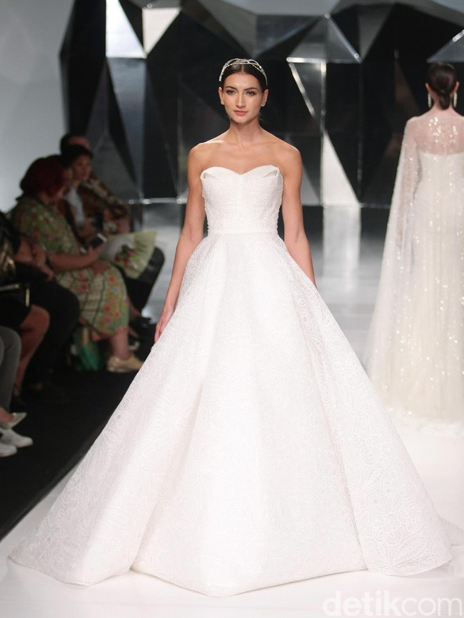 Koleksi terbaru Hian Tjen dengan mengusung tema A Fine Romance Bertempat di Ballroom Grand Hyatt hotel, Jakarta. [Foto: Mohammad Abduh/Wolipop]