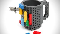 Penggemar Lego cocok memakai Lego Coffee Mug ini. Terbuat dari plastik BPA dengan desain seperti bilah Lego. Juga bisa menempelkan bilah Lego di kelilingnya. Foto: Istimewa