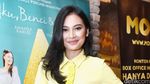 Pesona Indah Permatasari dengan Busana Kuning