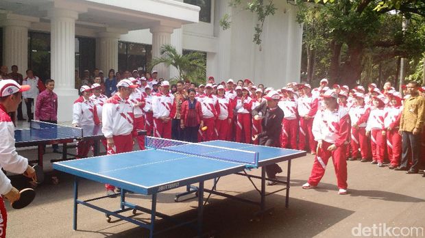 Presiden Jokowi bermain tenis Meja bersama Erick Thohir dan Susi Susanti.