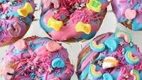 Magical Unicorn Doughnuts merupakan donut yang dibuat dengan  frosting, pewarna makanan dan Lucky Charms marshmallow. Hasilnya, donut dengan warna yang sangat cantik dan menarik. 