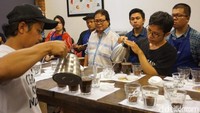 Ketiga kopi yang sudah diroasting tersebut kemudian diseduh untuk kemudian dilakukan cupping. (Foto: detikFood)